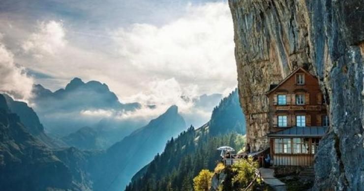 Soggiornare in un rifugio di montagna svizzero per godere di una vista ineguagliabile (fotogallery)