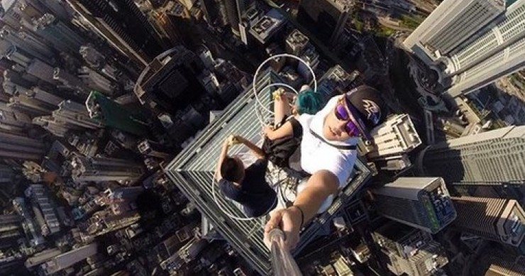"Rooftopping": la pericolosa moda di scattarsi selfie dall'alto di un grattacielo (fotogallery)