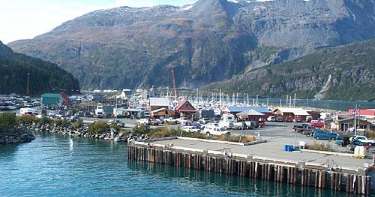 Ti immagini come sarebbe vivire in un unico edificio con tutti gli abitanti del tuo paese? è ciò che accade in alaska