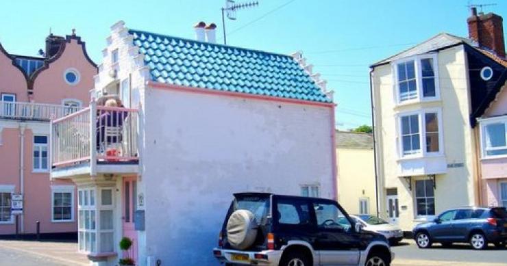 La casa è parcheggiata male: ti presentiamo la piccola villetta davanti al mare che occupa un posto auto (fotogallery)