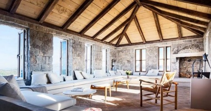 In Croazia un’antica fortezza trasformata in un meraviglioso rifugio per perdersi nel pieno del mar adriatico (fotogallery)