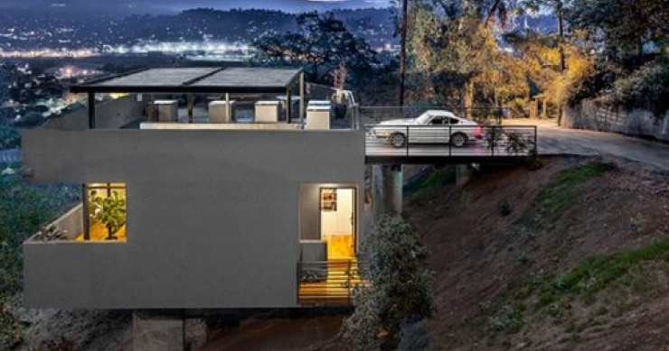 Una villa con il garage sul tetto e le stanze da letto al piano interrato (fotogallery)