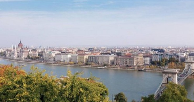 Dormire lungo il Danubio con vista sul centro di Budapest (fotogallery)