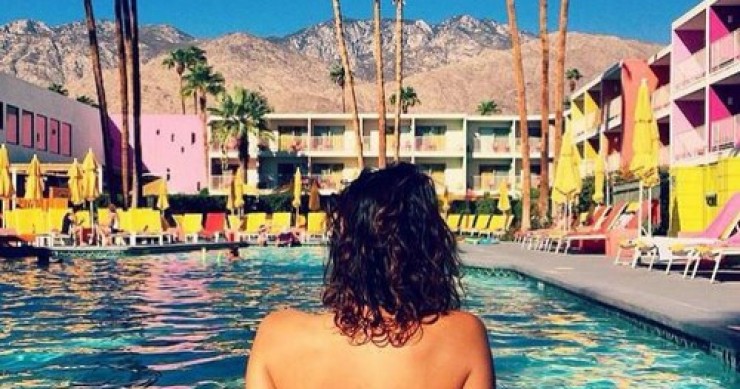 Un motel “technicolor” per viaggiare nel tempo e tornare negli anni ’50 (fotogallery)