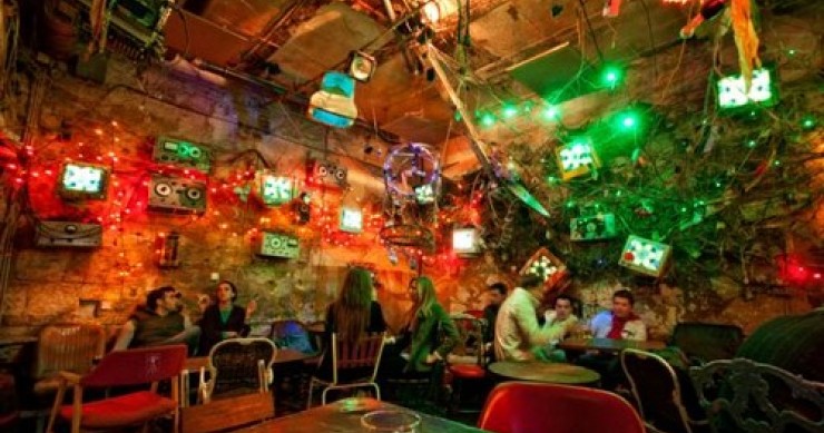 I “ruins pub” di Budapest: da edifici fatiscenti a locali di moda (fotogallery)