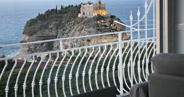 Un'elegante casa a Tropea con vista sul mare (fotogallery)