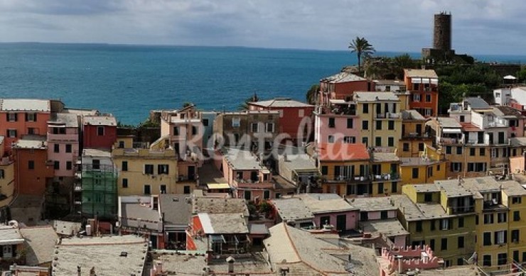 Per scoprire le Cinque Terre ecco un piccolo e funzionale appartamento a Vernazza (fotogallery)