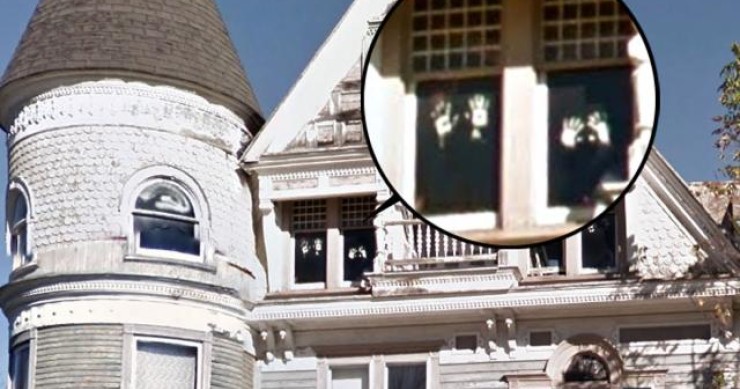 In vendita (a basso prezzo) la famosa casa stregata scoperta da Google Street View (fotogallery)