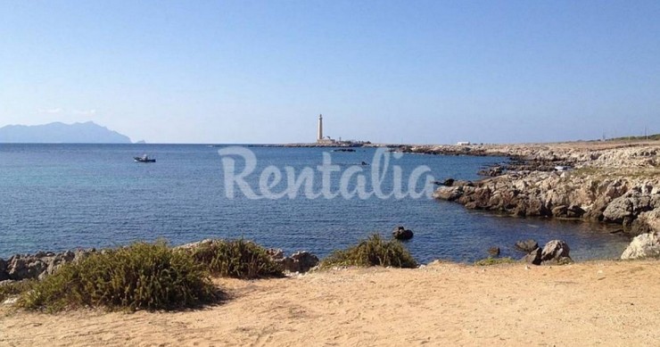 Una villa immersa nel verde e a pochi passi dal mare sull'isola di Favignana (fotogallery)