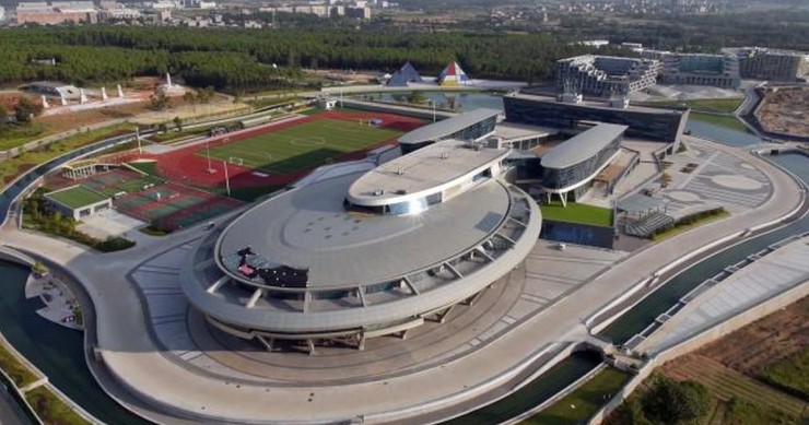 Un imprenditore cinese ha investito 145 milioni di euro per costruire un ufficio a forma di nave “Enterprise” di Star Trek (fotogallery)