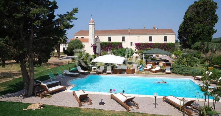 Alghero vacanze al mare in un’antica residenza con piscina (Fotogallery)