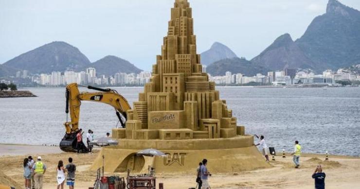 15 giorni e 5 automezzi per costruire il castello di sabbia più alto del mondo (Fotogallery)