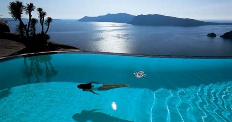 In Grecia, alla scoperta di un hotel che vanta probabilmente la più bella piscina al mondo (Fotogallery)