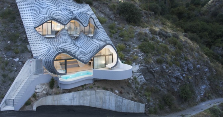 Una casa dal soffitto ondulato, completamente integrata con la montagna e con un’incredibile vista sul Mediterraneo (Fotogallery)