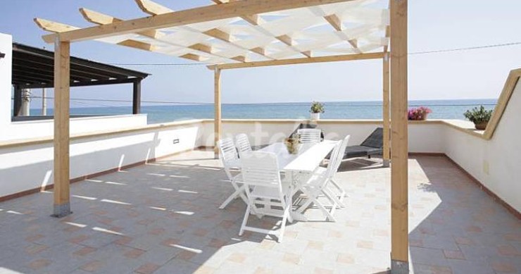 Una villa vista mare a Trapani in una delle spiagge più incontaminate d'Italia (fotogallery)