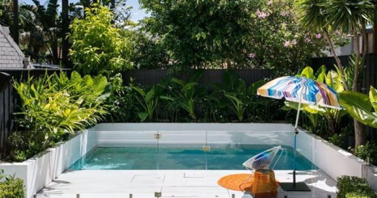 Idee per decorare casa: come adattare una piscina anche a un giardino di piccole dimensioni (fotogallery)