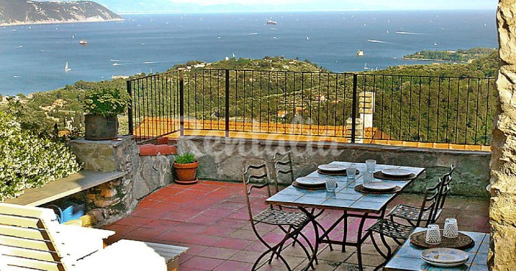 Una villa a Portovenere, piccolo gioiello della riviera occidentale e patrimonio dell'umanità dell'Unesco (fotogallery)