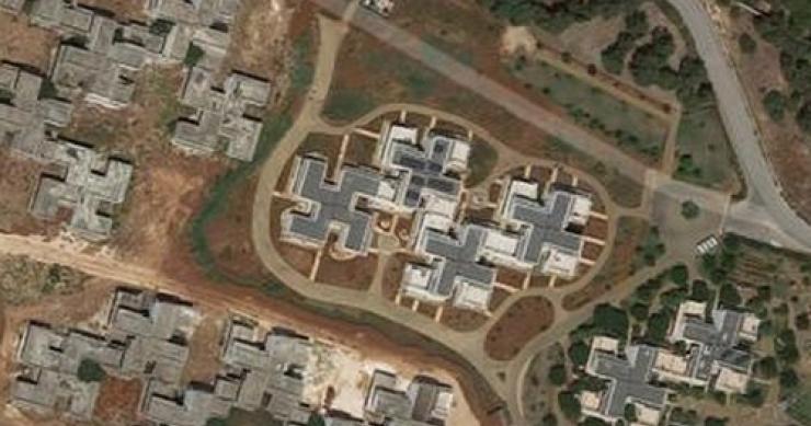 Architettura shock a Brindisi: Google maps scopre ville a forma di svastica