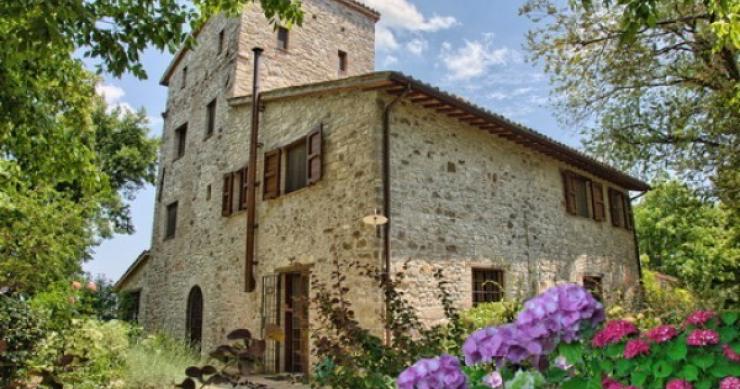 Case con vigneto, a Montalcino e nel Chianti i prezzi top