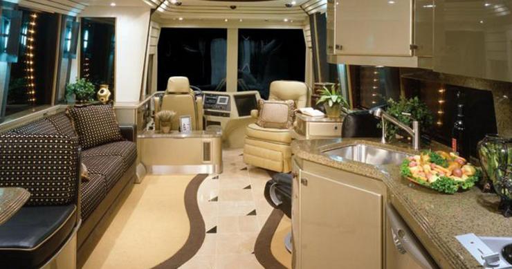 Interno di una roulotte di lusso