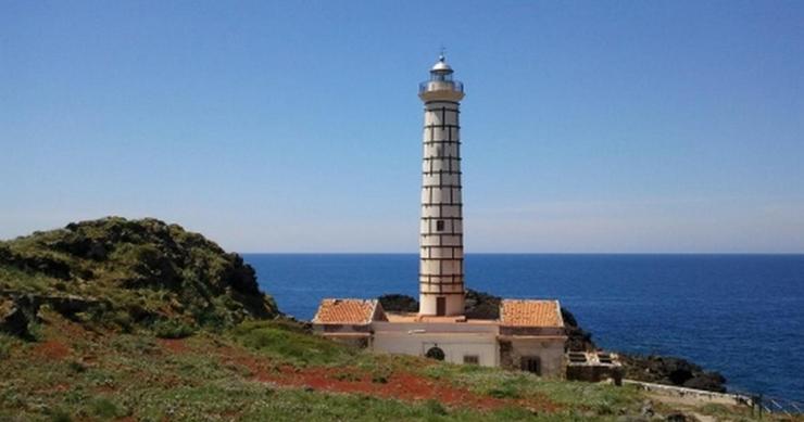 un faro sulle coste italiane