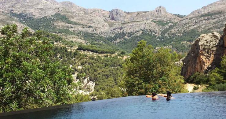 Un hotel mimetizzato nello spettacolare scenario naturale della Valle di Guadalest, in Spagna (fotogallery)