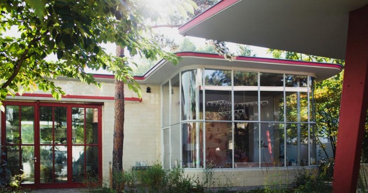 Da pompa di benzina Anni ’50 nella Berlino della Guerra Fredda a moderna casa di lusso (Fotogallery)