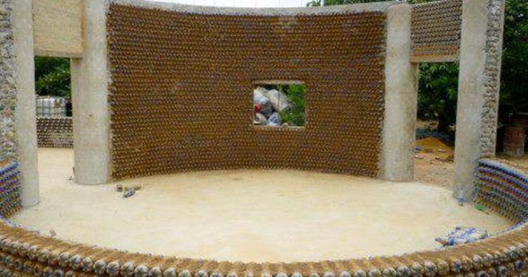 Casa fatta con bottiglie di plastica