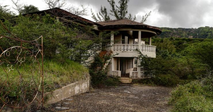 Le ville milionarie distrutte da un vulcano nella paradisiaca isola di Montserrat (fotogallery)