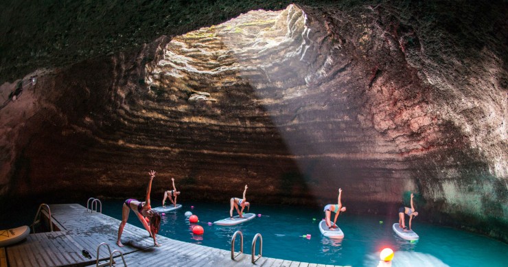 Una piscina termale sul fondo di un cratere per un hotel unico al mondo (fotogallery)