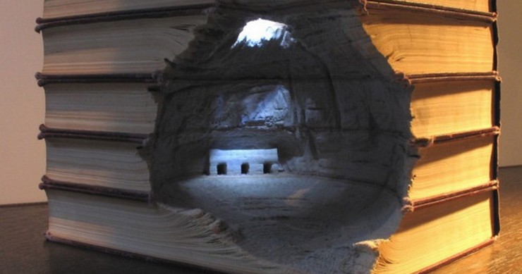 Una passeggiata lungo i paesaggi impossibili scolpiti su una vecchia enciclopedia (Fotogallery)