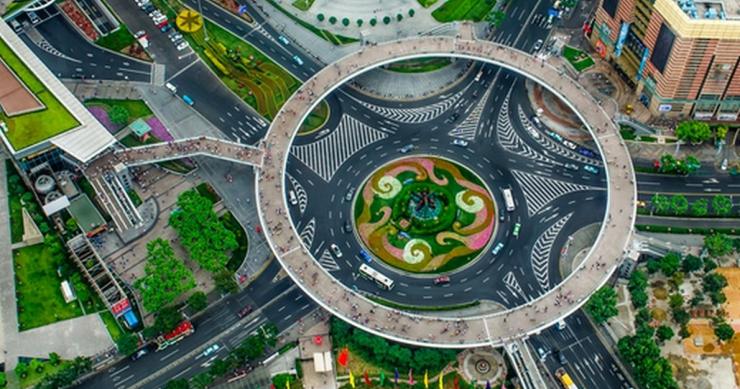 La “rotonda magica” e le altre follie dell’urbanistica per le quattro ruote (Fotogallery)