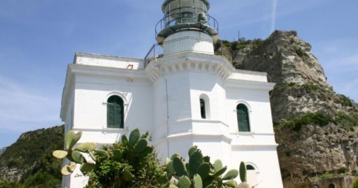 Faro di Punta Imperatore a Ischia (foto Agenzia del Demanio) Foresteria, centro congressi o scuola di yoga: ecco la nuova vita dei fari del Demanio