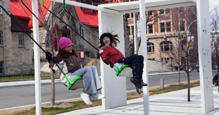 Amache e altalene per aspettare l’autobus: ecco un altro modo di vivere la città (Fotogallery)