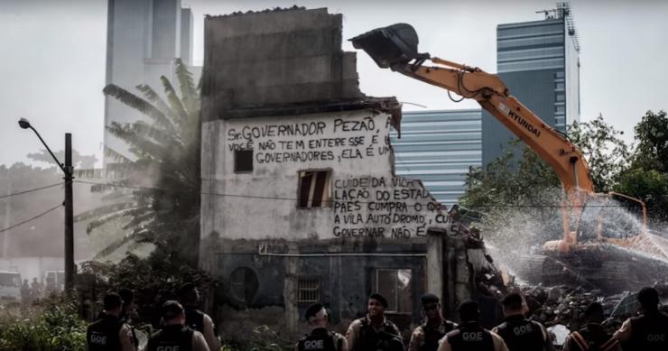 Così Rio de Janeiro nasconde la sua povertà per offrire l’immagine di una città perfetta per le Olimpiadi (Fotogallery)