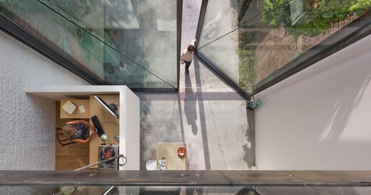 La casa con le vetrate più grandi del mondo: 6 metri di altezza e 4 tonnellate di peso