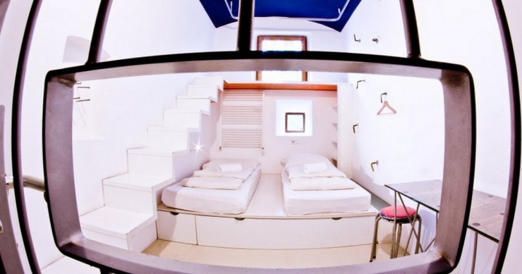 Una notte “dietro le sbarre” di un vecchio carcere trasformato in ostello (Fotogallery)