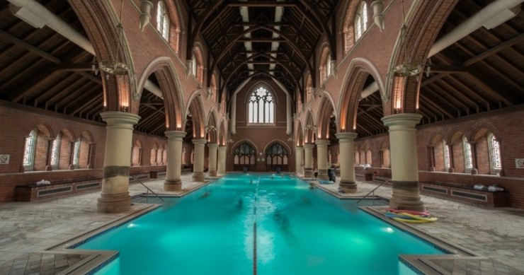 Una chiesa a Londra trasformata in una palestra con una mega piscina