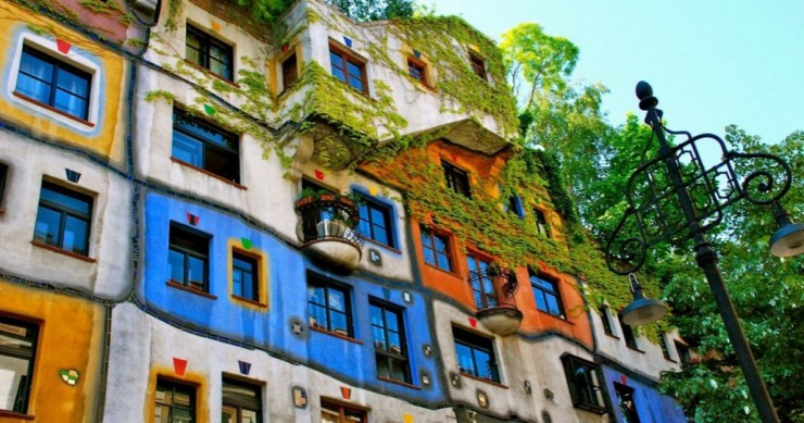 Il “cacciatore di colori” che fotografa le facciate più suggestive d’Europa (Fotogallery)