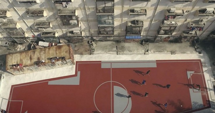 Nelle baraccopoli di Bangkok le discariche vengono trasformate in campi da calcio