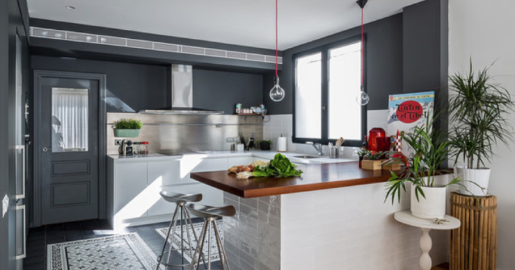 “Paint it black”: 8 idee per dare un’aria moderna e sofisticata alla cucina dipingendola di nero