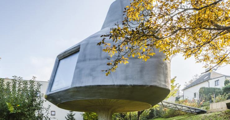 L'incredibile casa di tre piani che si sostiene su un piccolo pilastro di cemento