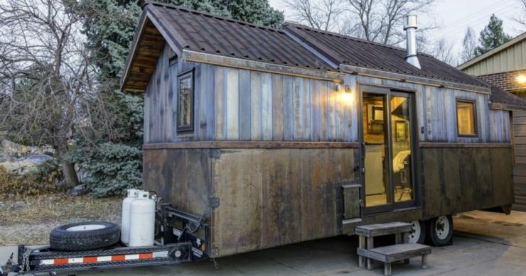 Una mini casa rotante con una decorazione interna che ti sorprenderà