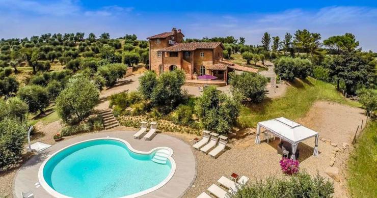 Alla scoperta di un’incantevole villa circondata da uliveti in Toscana