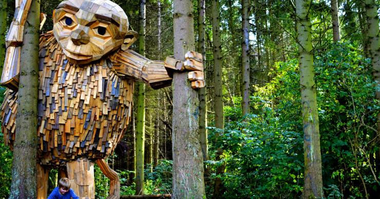 L'artista urbano che riempie le città di giganti di legno riciclato