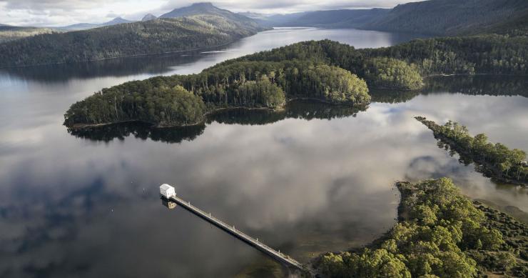 Una vecchia centrale idroelettrica trasformata in hotel nel bel mezzo di un lago in Tasmania