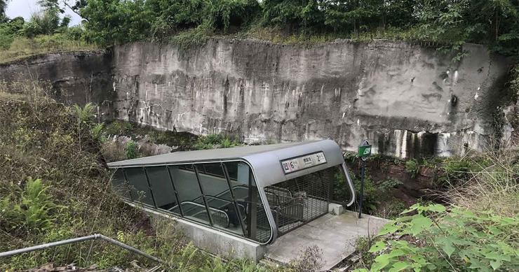 In Cina la stazione della metropolitana più inutile del mondo con le uscite nel mezzo di una discarica