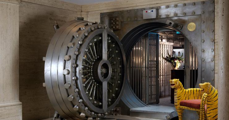 Un'antica banca trasformata in un hotel di lusso e con un bar all'interno della cassaforte