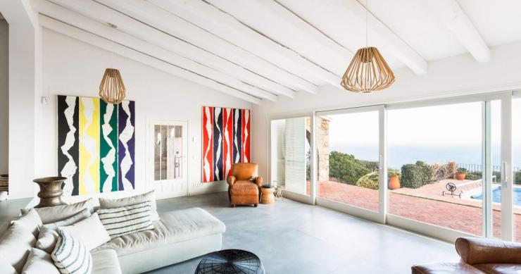 La combinazione perfetta tra minimalismo e design industriale in questa villa catalana