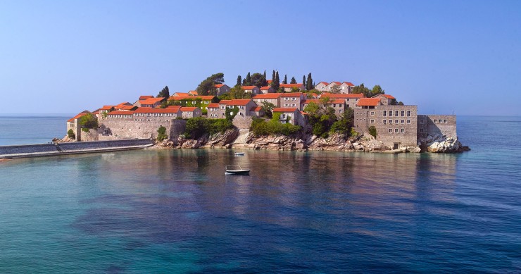 Un resort di lusso che occupa parte di un’isola in Montenegro ed è noto per la sua spa